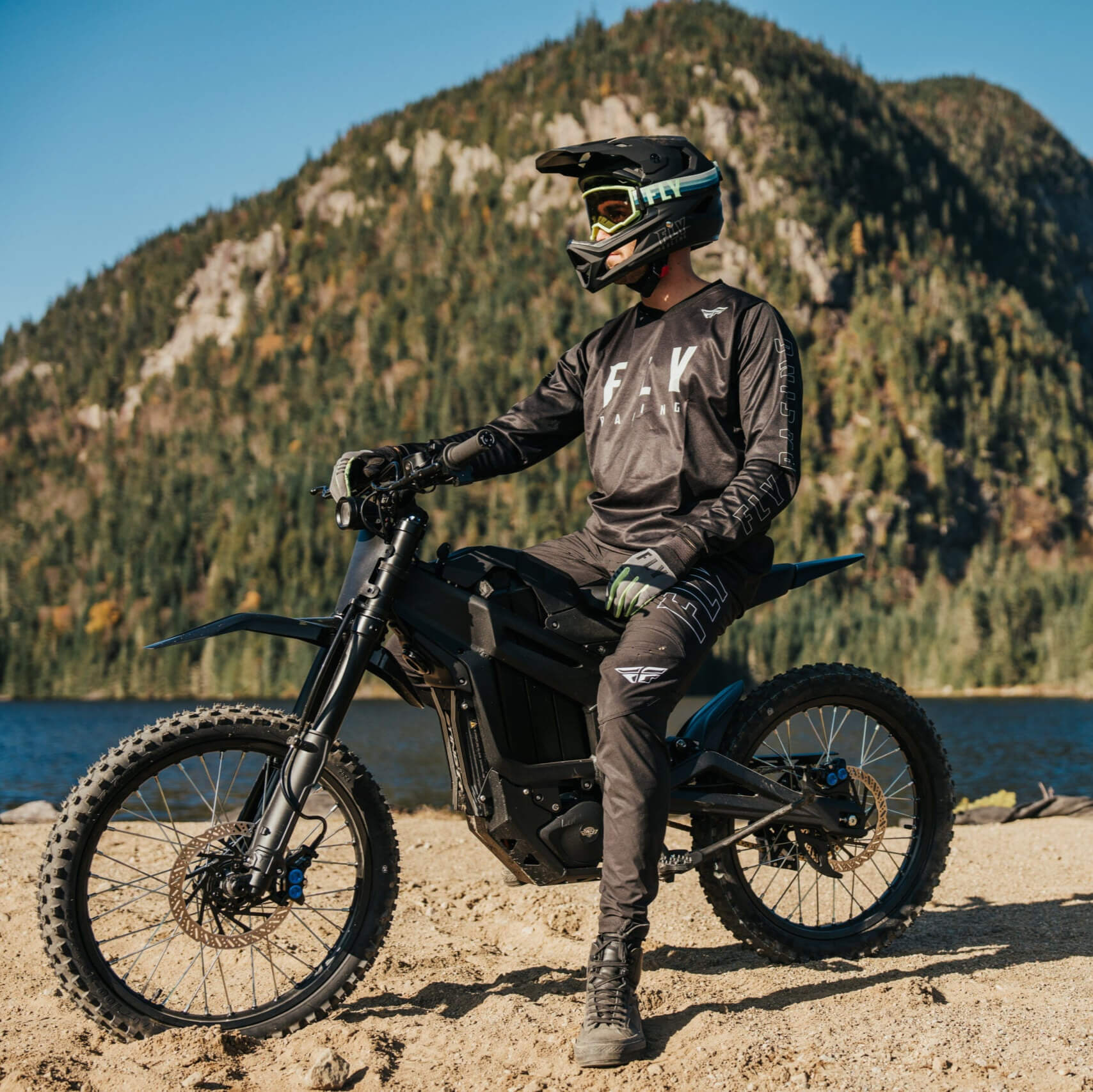 Talaria MX5 Elektro Crossbike – Seitenansicht mit Fahrer in Schwarz