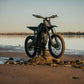 Talaria MX5 Elektro Crossbike – Offroad Frontansicht in Schwarz am Strand
