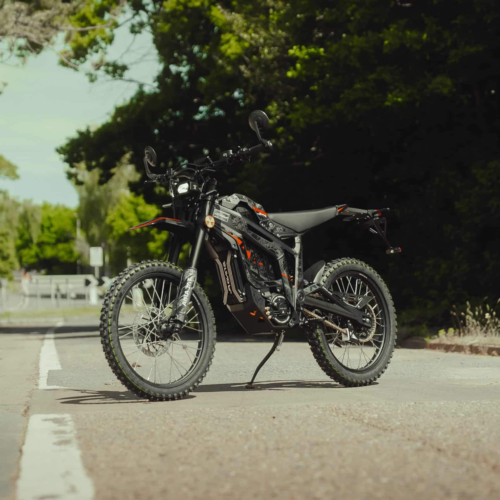 Talaria MX5 Elektro Crossbike – Frontansicht in Schwarz auf Straße