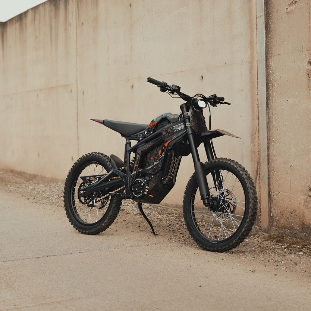 Talaria MX5 Elektro-Crossbike offroad version in schwarzer Ausführung, Seitenansicht mit Stollenreifen